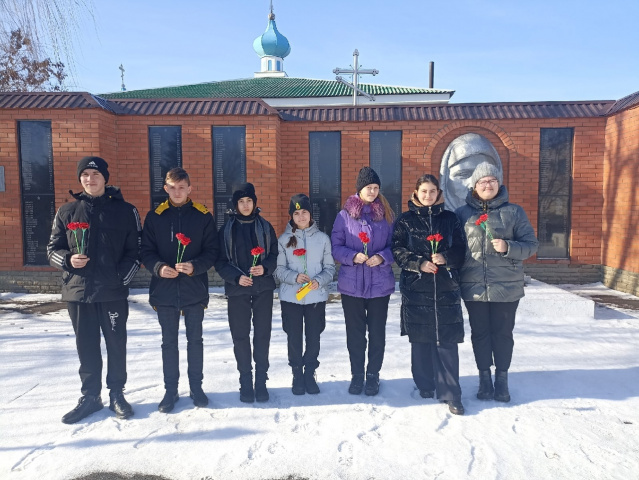 Волонтерский отряд "Лучик добра" Большинской СОШ возложили цветы к памятнику. К 80-ю освобождения Тарасовского района от немецко-фашистских захватчиков.